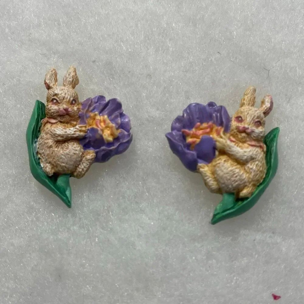 Vintage Easter Garden bunny pierced earrings.